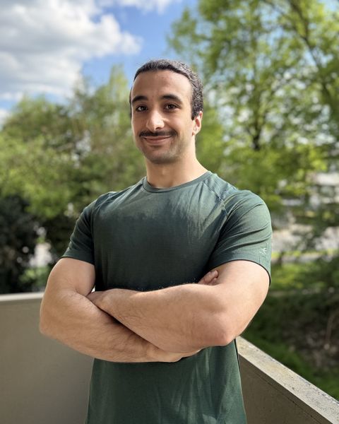 Faruk, Personal Trainer in Gießen, im Freien vor grünen Bäumen